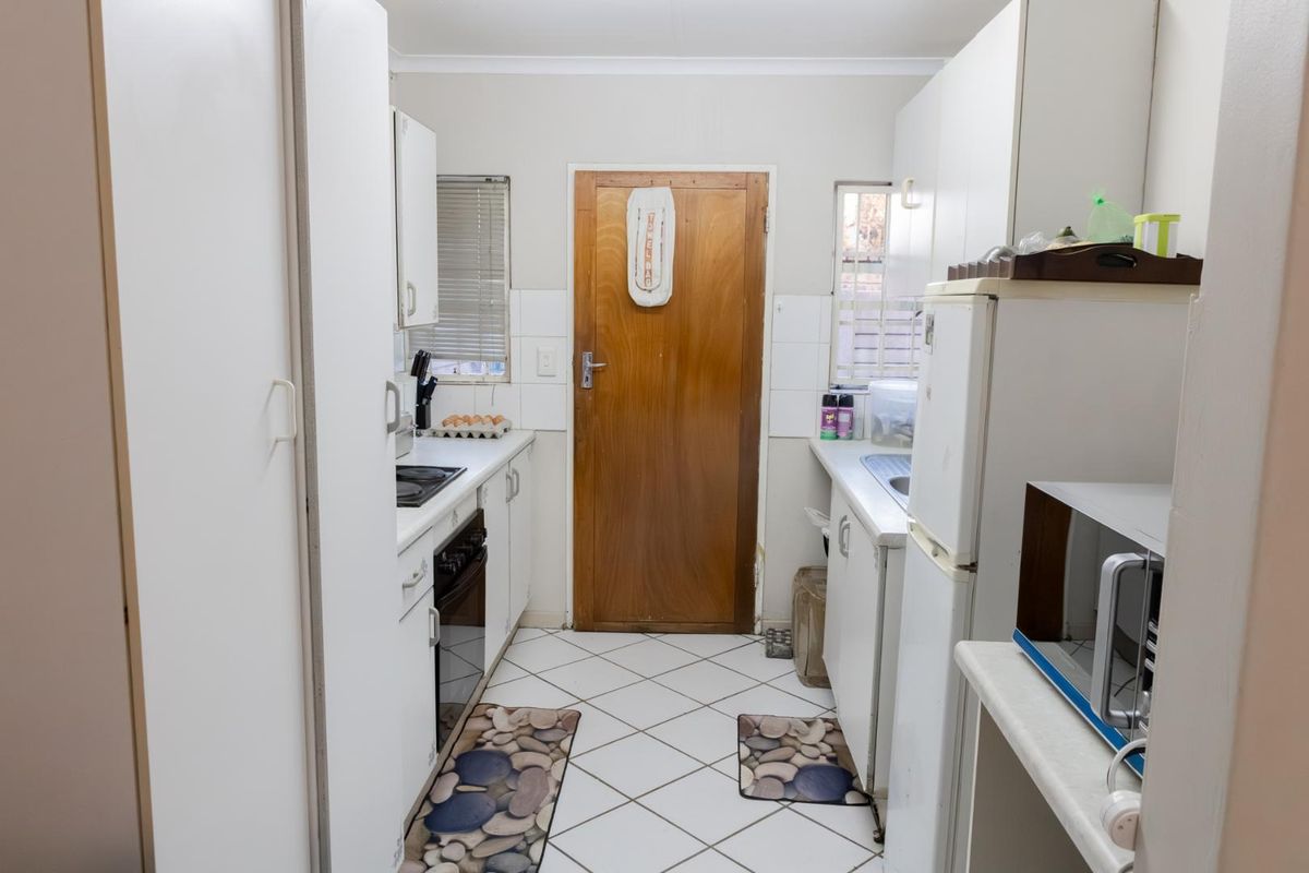 FOR SALE: 2-Bedroom Simplex in Moreleta Park - Photo 5