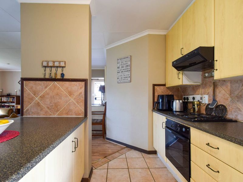 Three bedroom simplex in security complex - Moreleta Park - Photo 10