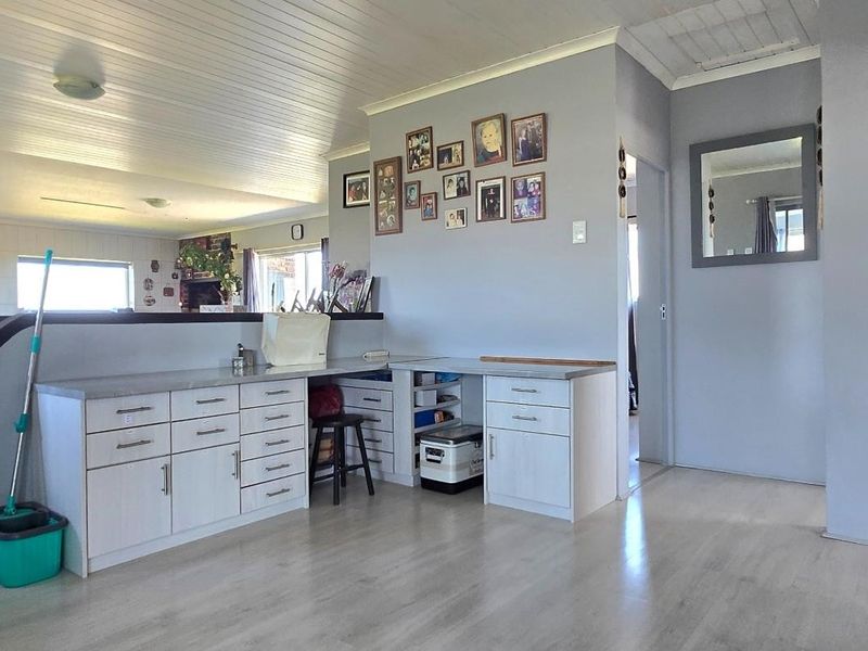 Spacious 5-Bedroom Family Home with Dual Living Options and Breath-taking Views – Klipfontein Estate, Kleinbaai - Photo 7