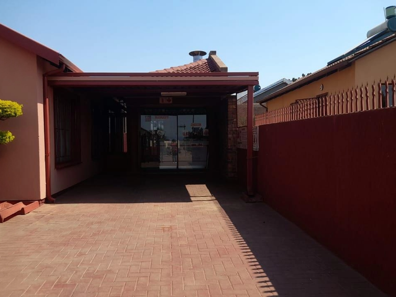 Stunning House In The East Of Soshanguve VV - Photo 2