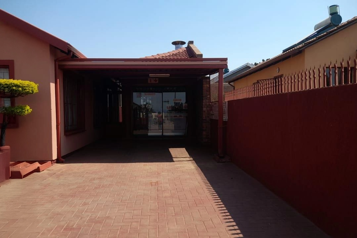 Stunning House In The East Of Soshanguve VV - Photo 2