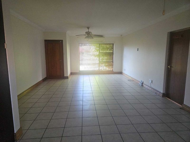 Townhouse in secure complex - Photo 7