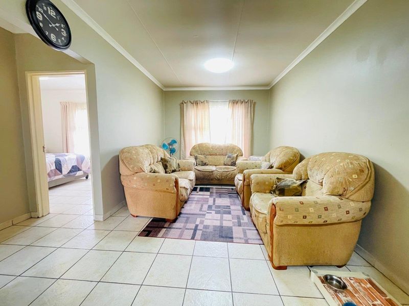 Beautiful First-Floor Apartment in Secure Estate! - Photo 7