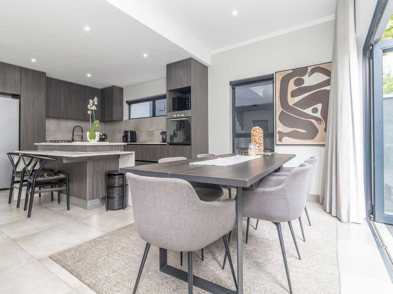 "Luxurious Modern Home with En-Suite Bedrooms and Balcony" - Photo 10