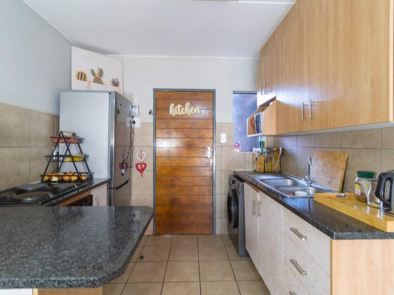 2 bedroom apartment for sale in a security estate - Photo 2