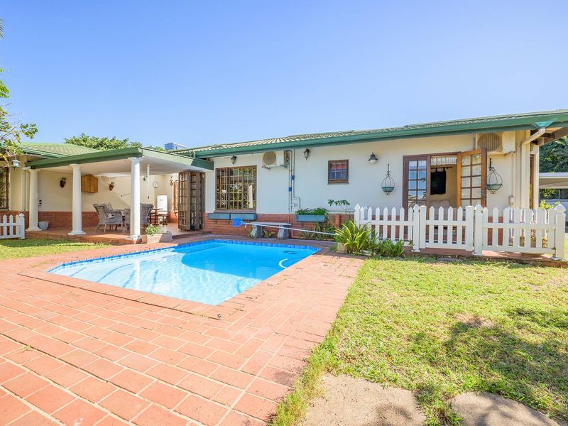 A rare find in Umhlanga Manors - a free standing home! - Photo 1