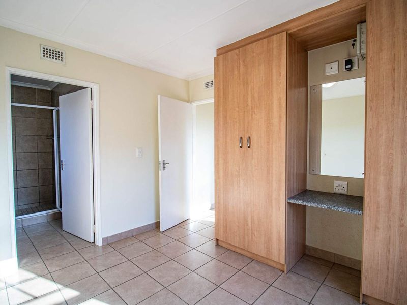 Your Dream Home Awaits: 3 Beds, Secure Access & Open-Plan Living - Photo 7