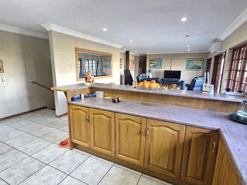 5 Bedroom Entertainers Dream Home in Schoemansville - Photo 6