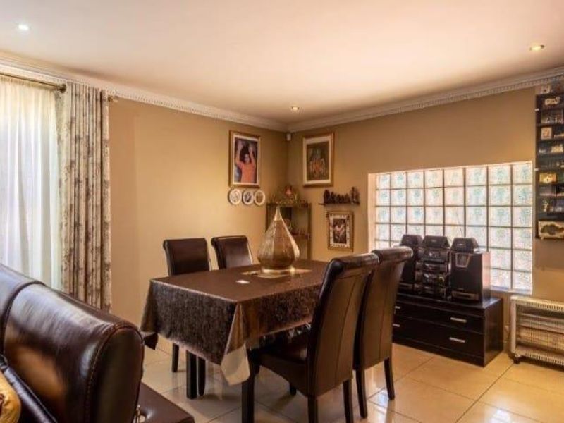 4 Bedroom House for Sale in Winchester Hills Johannesburg South - Photo 2