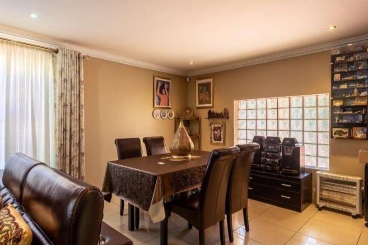 4 Bedroom House for Sale in Winchester Hills Johannesburg South - Photo 2