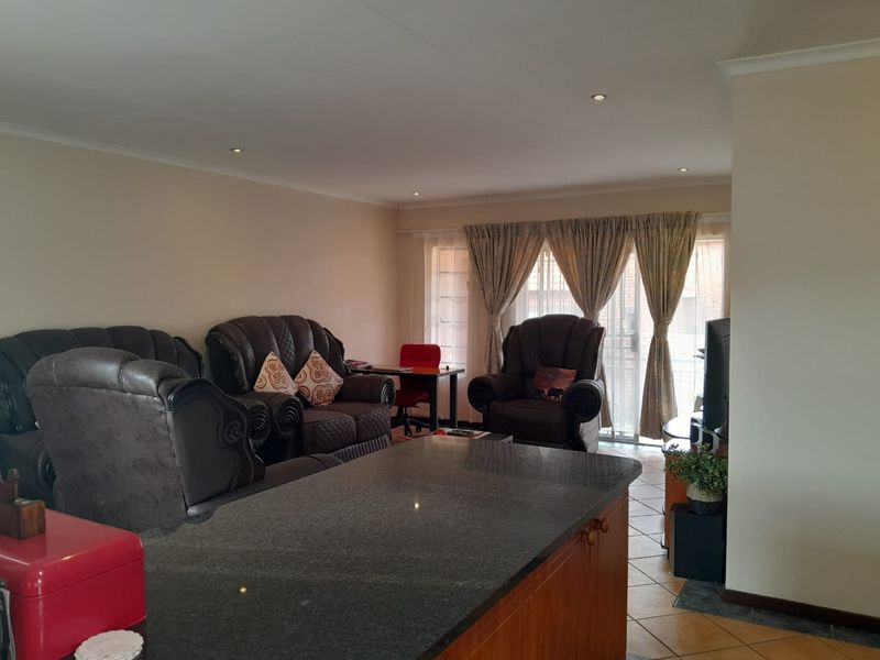 "Spacious Elegance: Immaculate Home with Double Garage!" - Photo 6