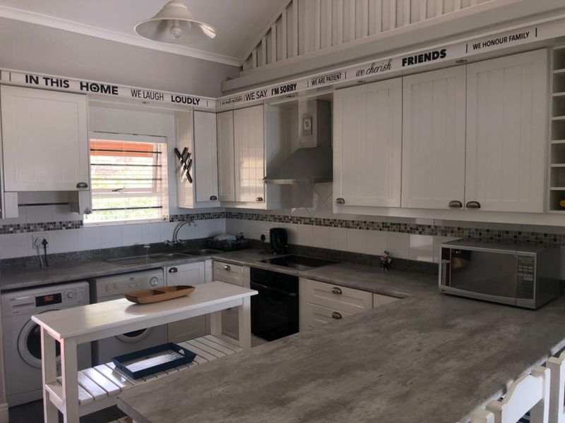 Coastal living 3 bedroom - Photo 6