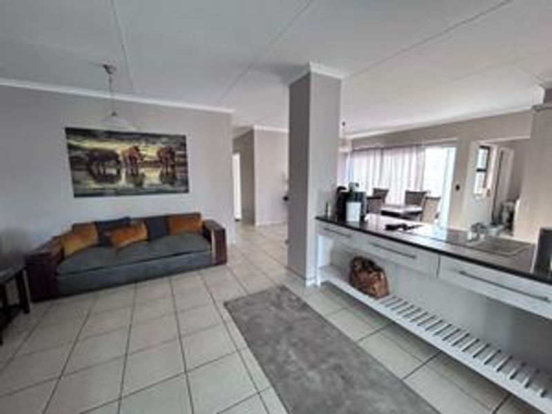 Modern Living, Perfectly Sized - Photo 2