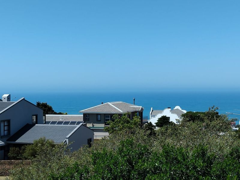 Exceptional Family Home with Stunning Views and Modern Comforts on the Garden Route - Photo 2