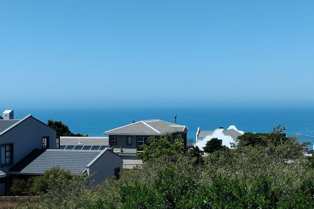Exceptional Family Home with Stunning Views and Modern Comforts on the Garden Route - Photo 2