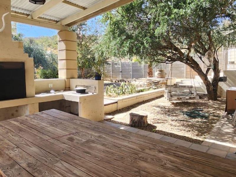 Spacious family home, with views and near amenities - Photo 5