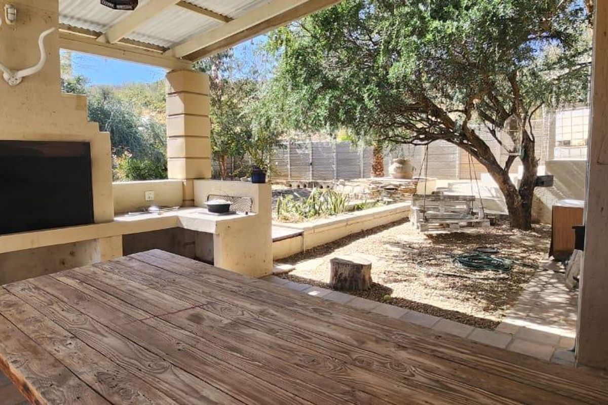 Spacious family home, with views and near amenities - Photo 5