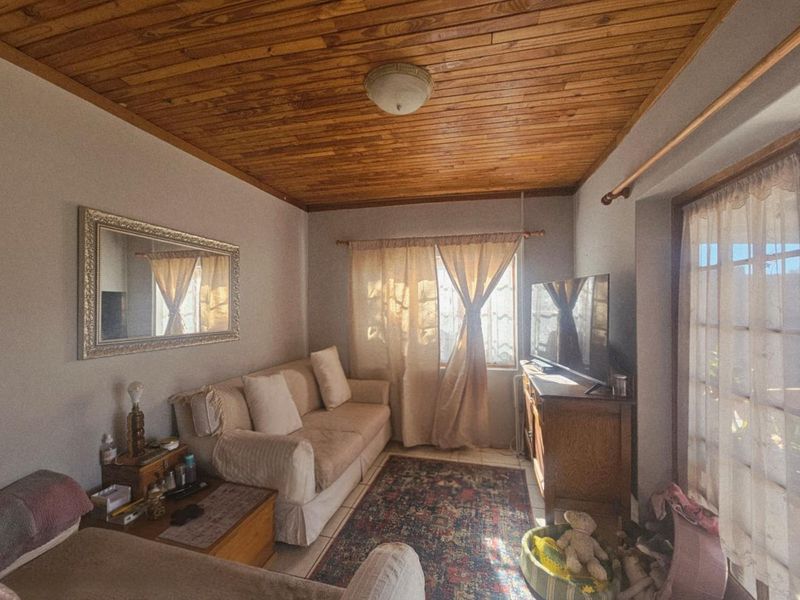 **Charming Cottage-Style Property with Endless Potential** - Photo 6