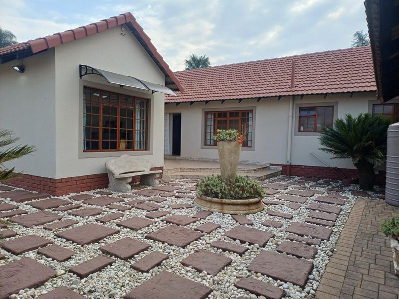 Beautiful Family Home with Solar Power, Pool & Entertainer’s Dream! - Photo 2