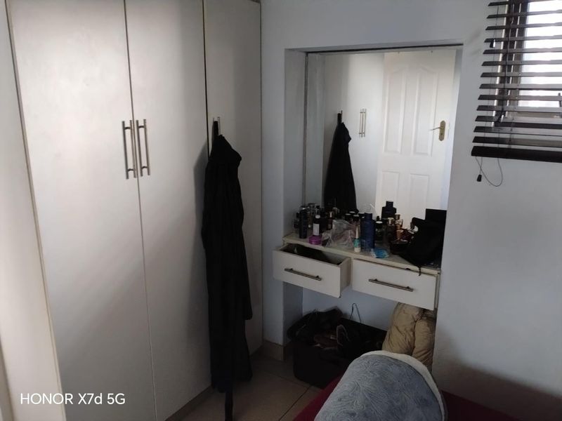 1-bedroom modern unit - Photo 3