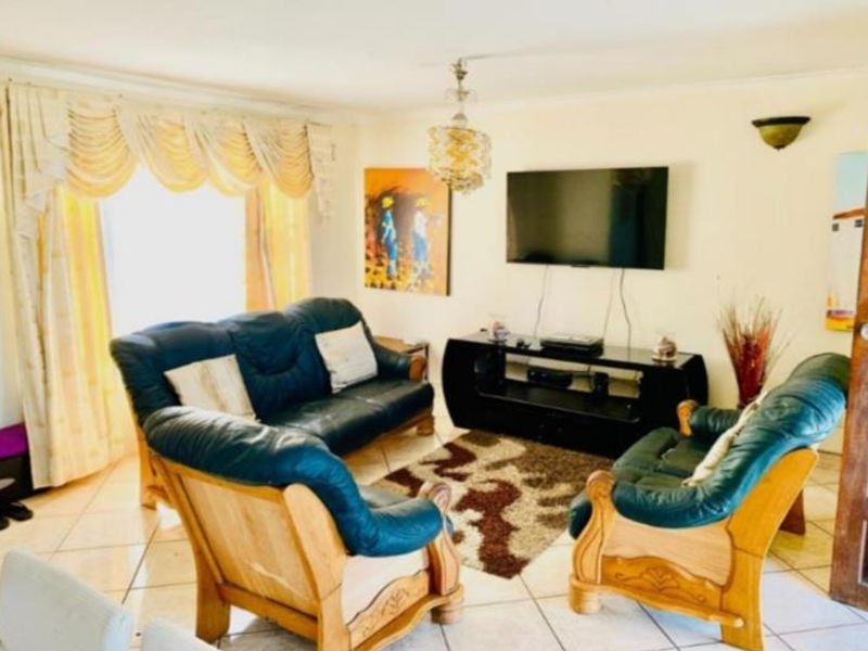 Charming 3 Bedroom Home with Modern Amenities - Photo 5