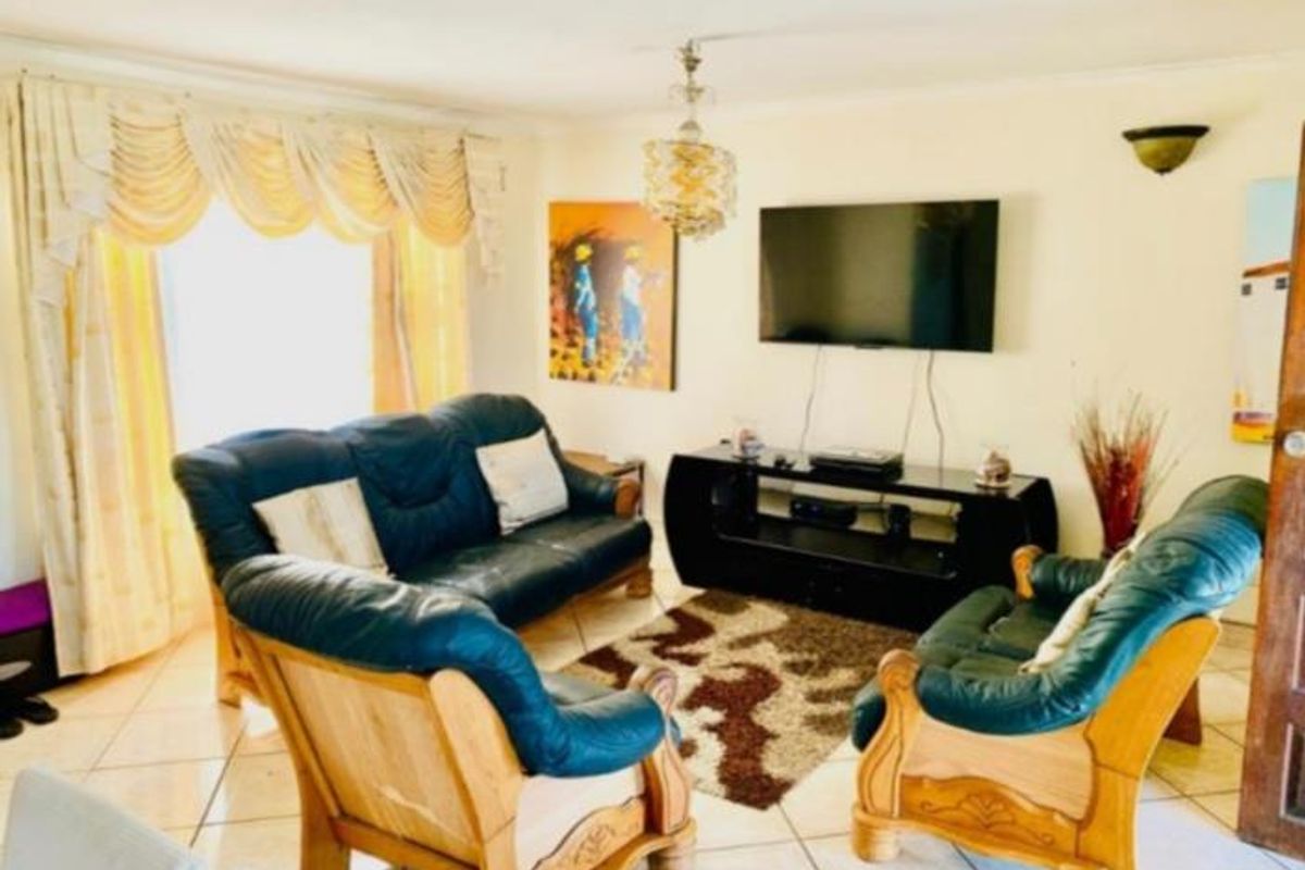 Charming 3 Bedroom Home with Modern Amenities - Photo 5