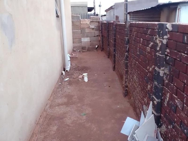 AN IVESTMENT PROPERTY FOR SALE IN THOKOZA - Photo 8