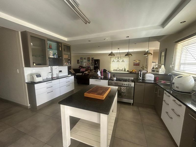 Modern Lagoon View Property for Sale – Walvis Bay - Photo 4