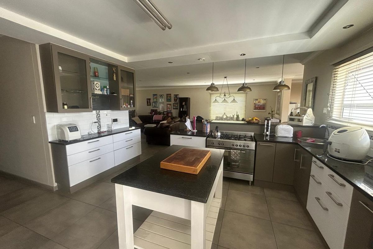 Modern Lagoon View Property for Sale – Walvis Bay - Photo 4