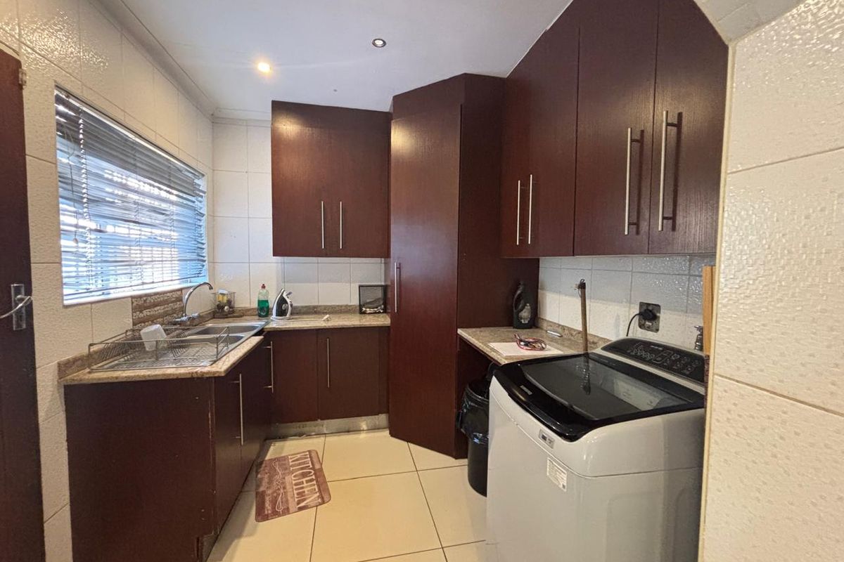 Elegant Family Home with Two Flatlets for Sale in Glenvista - Photo 3