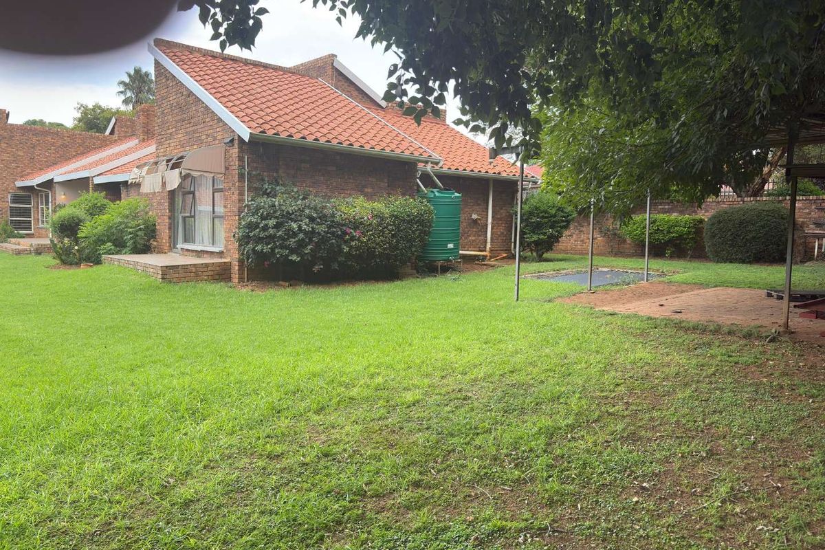 Spacious, Well Designed Living - Photo 5