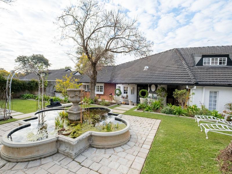Family Home with Cottage and Staff Quarters in Prime Bryanston East location - Photo 2