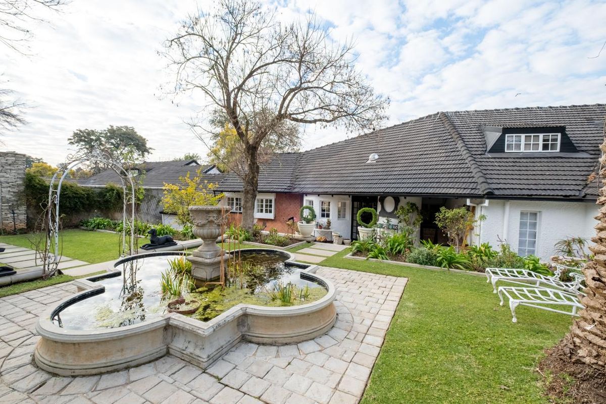 Family Home with Cottage and Staff Quarters in Prime Bryanston East location - Photo 2