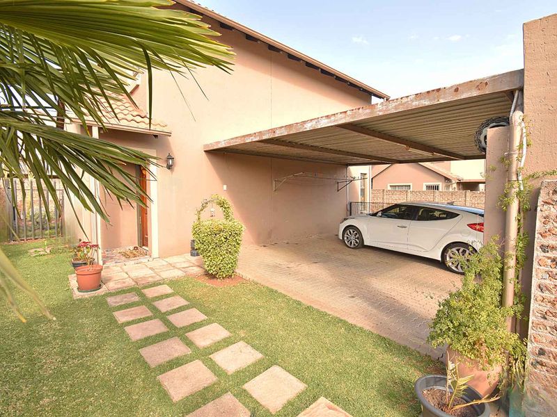 Home in a secure estate! - Photo 2