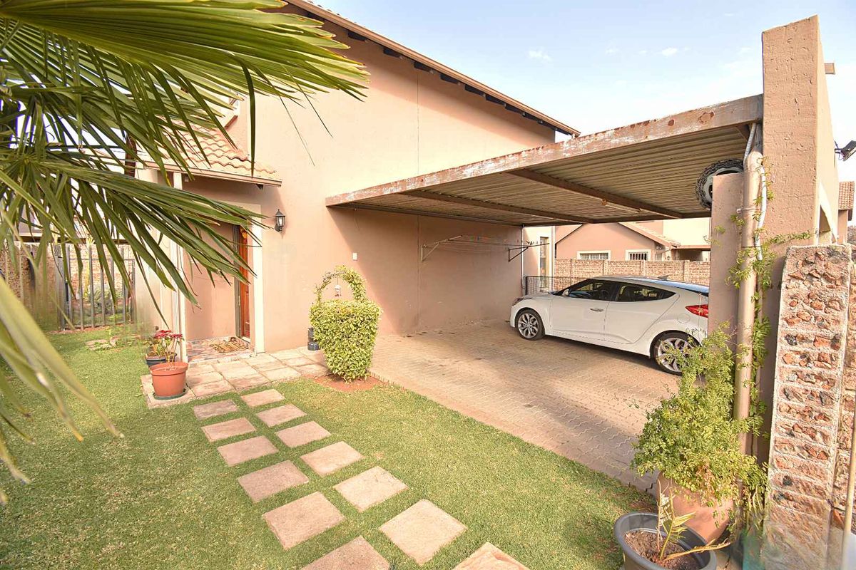 Home in a secure estate! - Photo 2