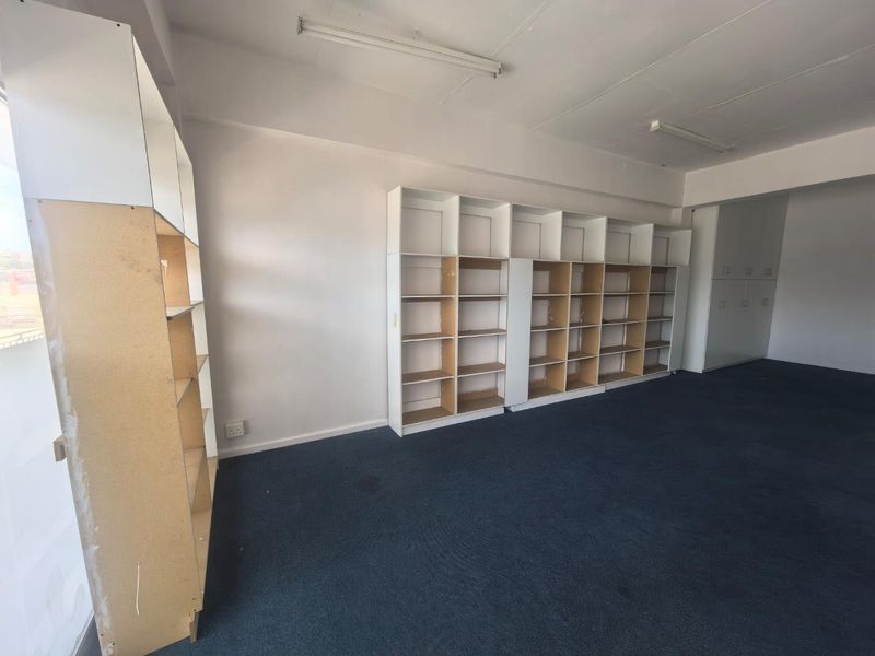 Boost Your Business in this Prime 57m2 Commercial Space! - Photo 2