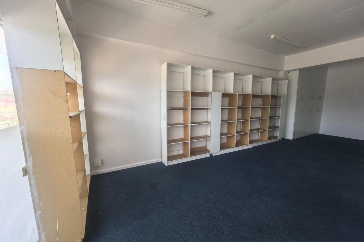Boost Your Business in this Prime 57m2 Commercial Space! - Photo 2
