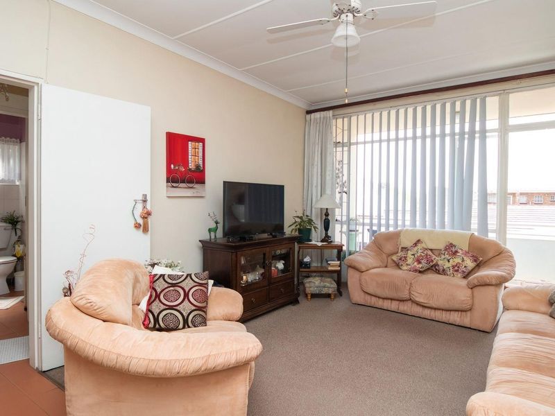 Charming First-Floor Apartment with Private Balcony & Garage! - Photo 8