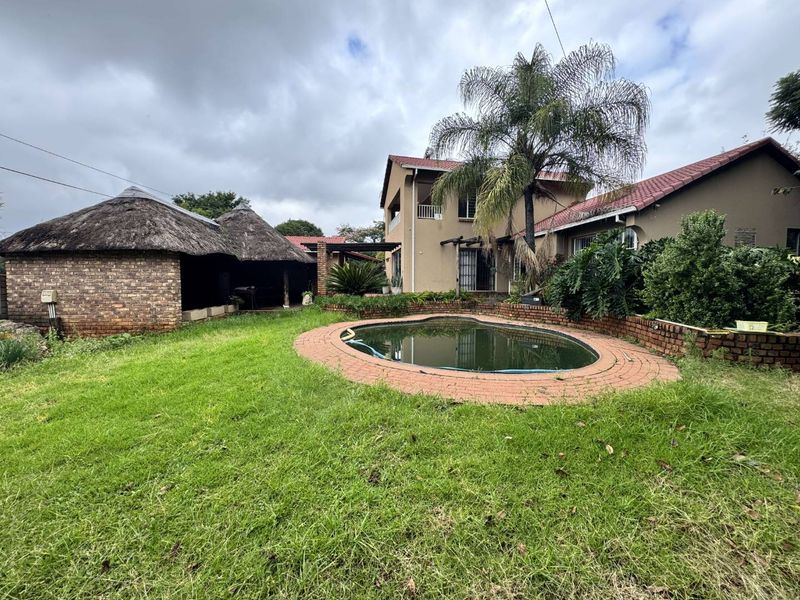 Elegant 4 Bedroom Family Home with Exceptional Entertainment Areas in Rooihuiskraal - Photo 3