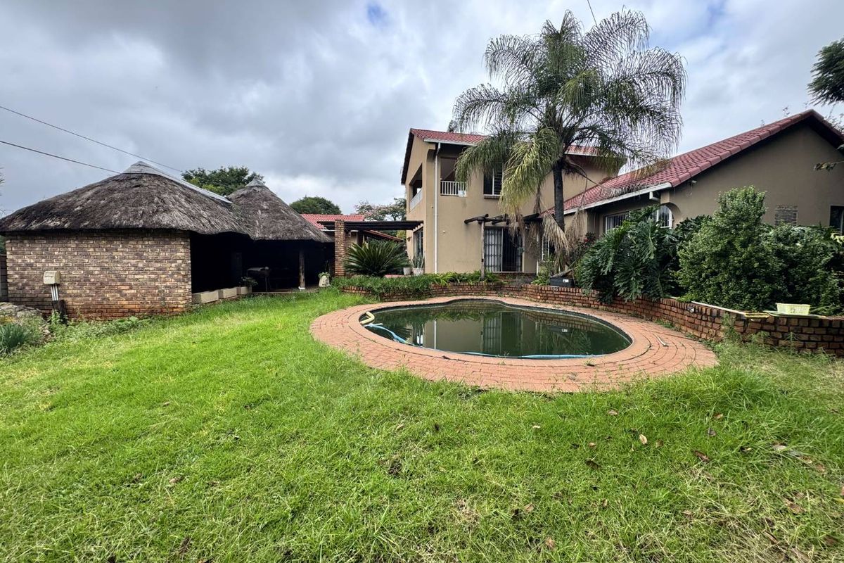 Elegant 4 Bedroom Family Home with Exceptional Entertainment Areas in Rooihuiskraal - Photo 3