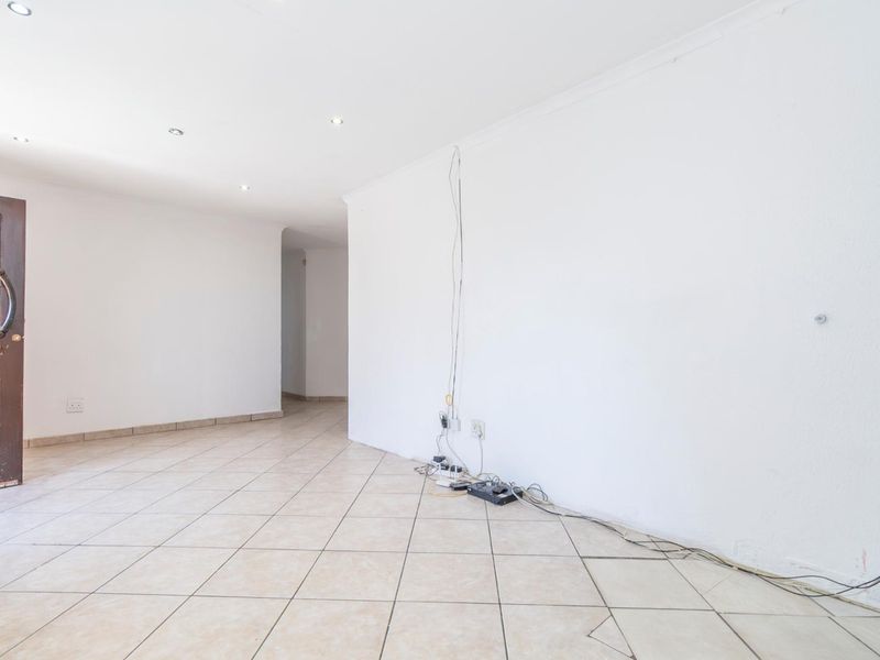 4 Bedroom House for Sale in Cosmo City - Photo 5
