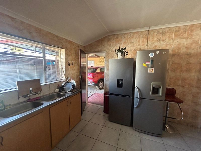 4 Bedroom family house in Booysens - Photo 4
