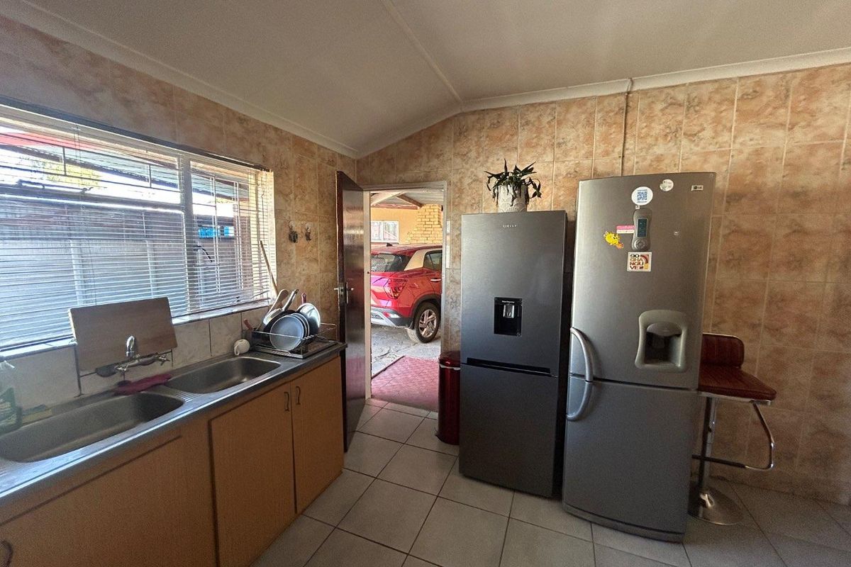 4 Bedroom family house in Booysens - Photo 4