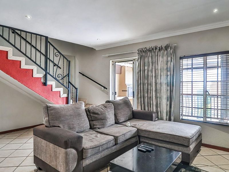Spacious Double-Story Townhouse in La Montagne - Photo 7