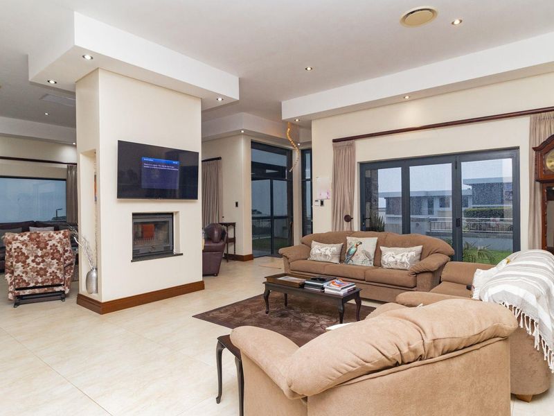 Stylish Indoor-Outdoor Living with Solar Efficiency in Baronetcy - Photo 5