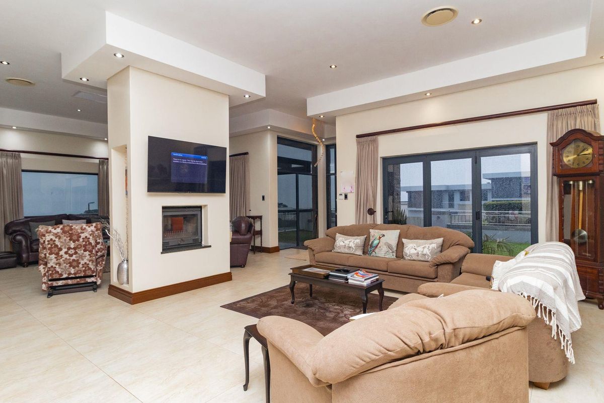 Stylish Indoor-Outdoor Living with Solar Efficiency in Baronetcy - Photo 5