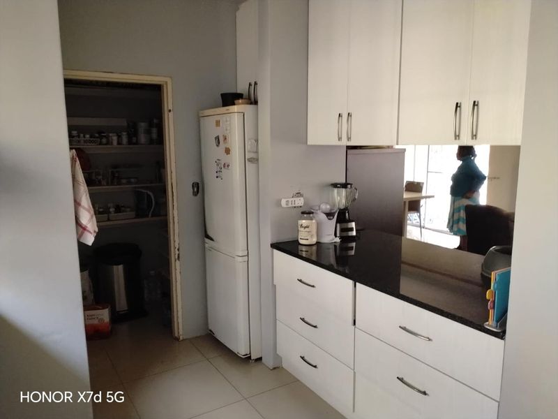 3 bedroom duplex, with small garden - Photo 6