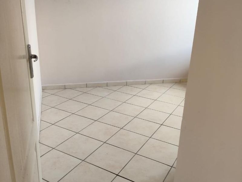 Comfy 2-Bed Apartment in Woodhurst with Balcony &amp; Garage! - Photo 4