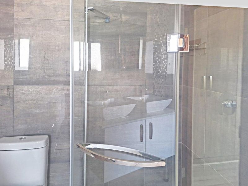 WELL PLANNED MODERN HOME. - Photo 7