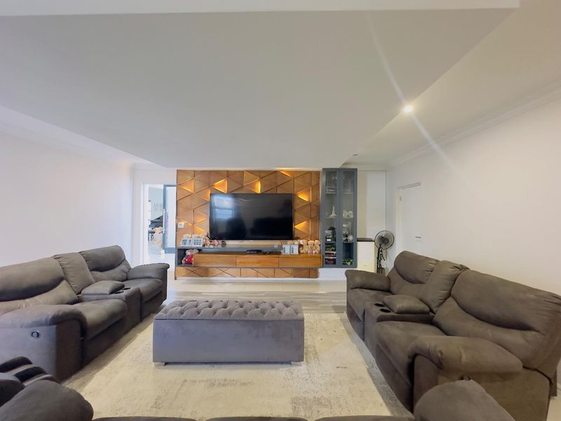 4 Luxurious Bedroom House for Sale in Blue Valley Golf Estate - Photo 6